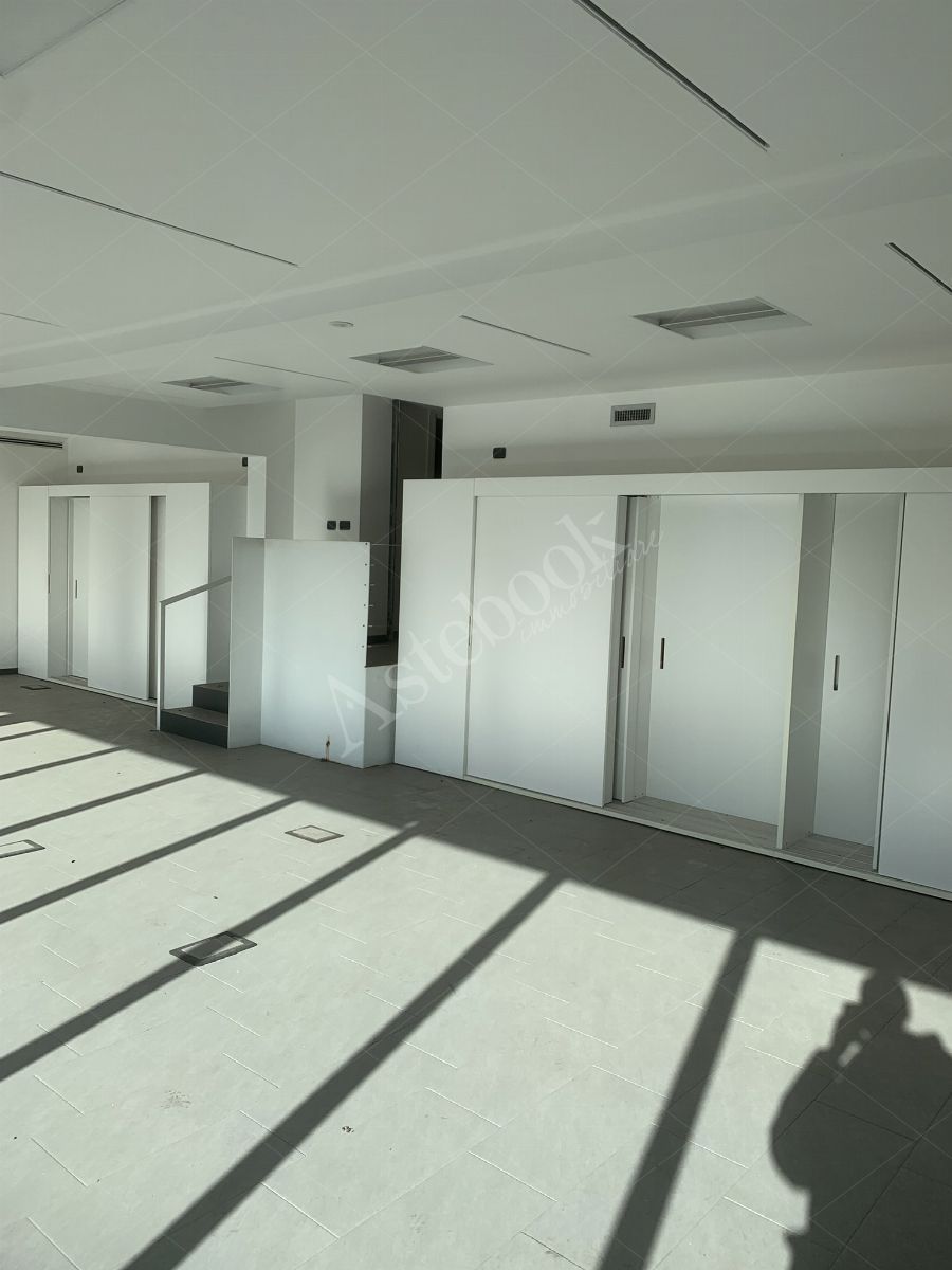 Comparto industriale di capannoni di 1172 mq con annessa palazzina uffici ed impianti fotovoltaici in Cant
