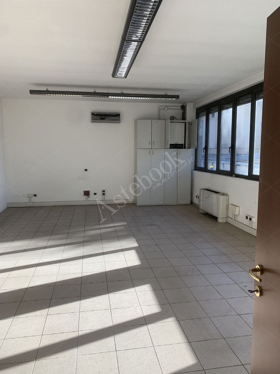 Comparto industriale di capannoni di 1172 mq con annessa palazzina uffici ed impianti fotovoltaici in Cant