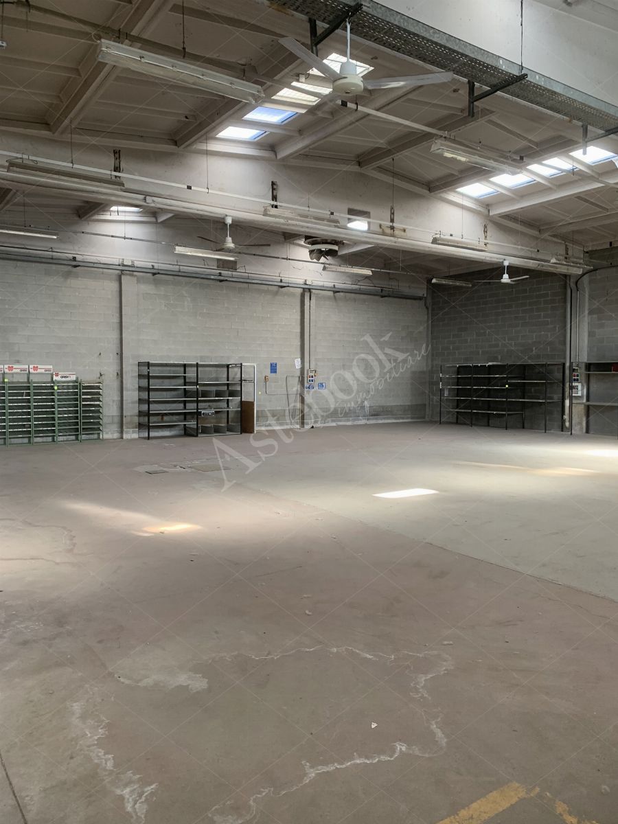 Comparto industriale di capannoni di 1172 mq con annessa palazzina uffici ed impianti fotovoltaici in Cant