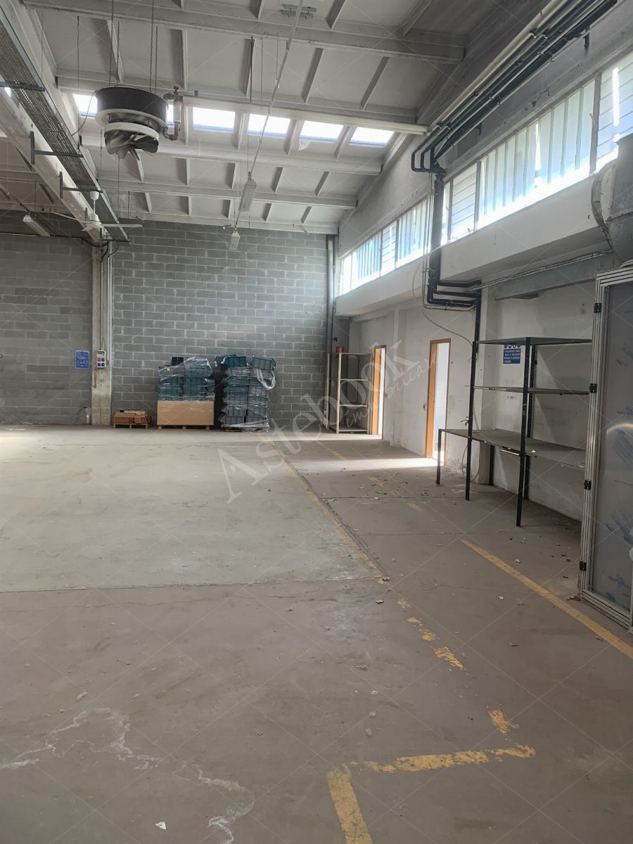 Comparto industriale di capannoni di 1172 mq con annessa palazzina uffici ed impianti fotovoltaici in Cant