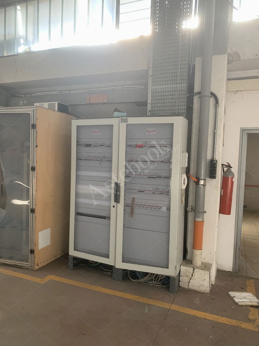 Comparto industriale di capannoni di 1172 mq con annessa palazzina uffici ed impianti fotovoltaici in Cant