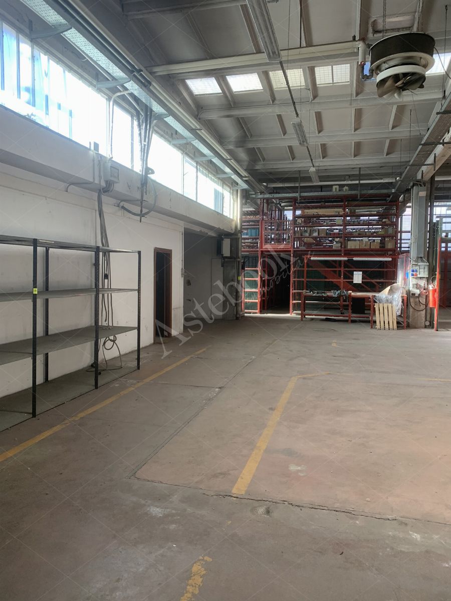 Comparto industriale di capannoni di 1172 mq con annessa palazzina uffici ed impianti fotovoltaici in Cant