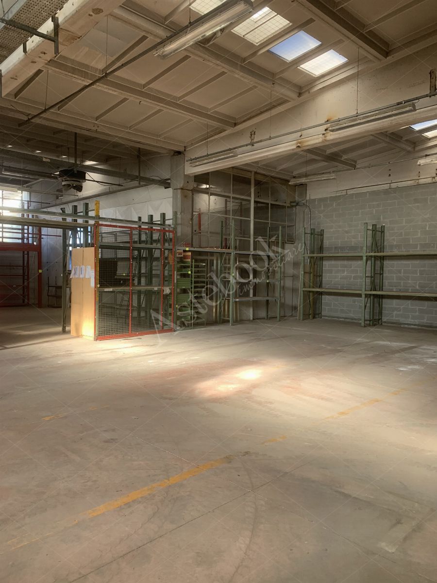 Comparto industriale di capannoni di 1172 mq con annessa palazzina uffici ed impianti fotovoltaici in Cant