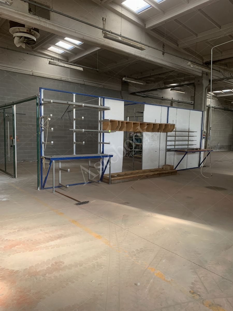 Comparto industriale di capannoni di 1172 mq con annessa palazzina uffici ed impianti fotovoltaici in Cant