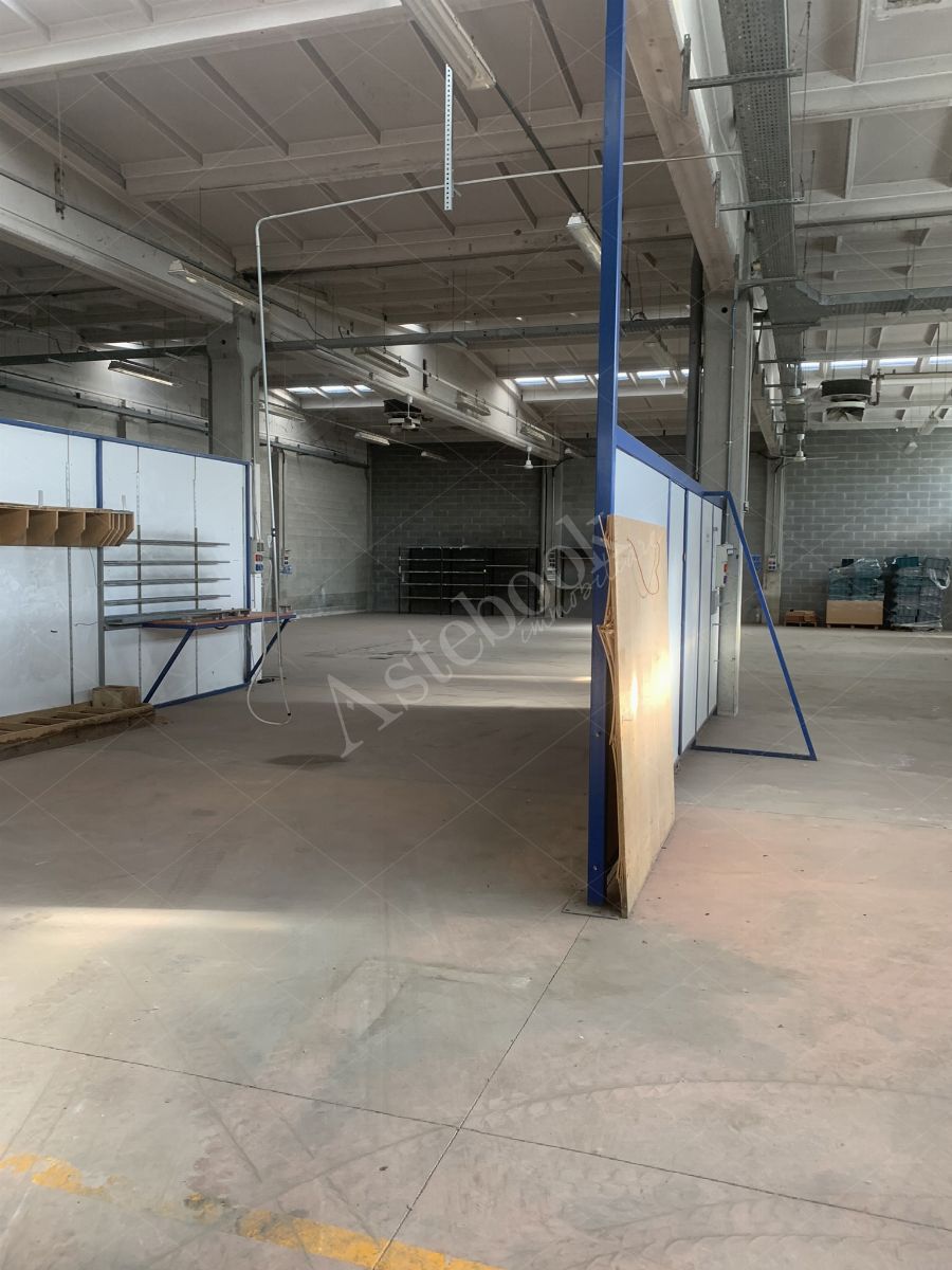 Comparto industriale di capannoni di 1172 mq con annessa palazzina uffici ed impianti fotovoltaici in Cant