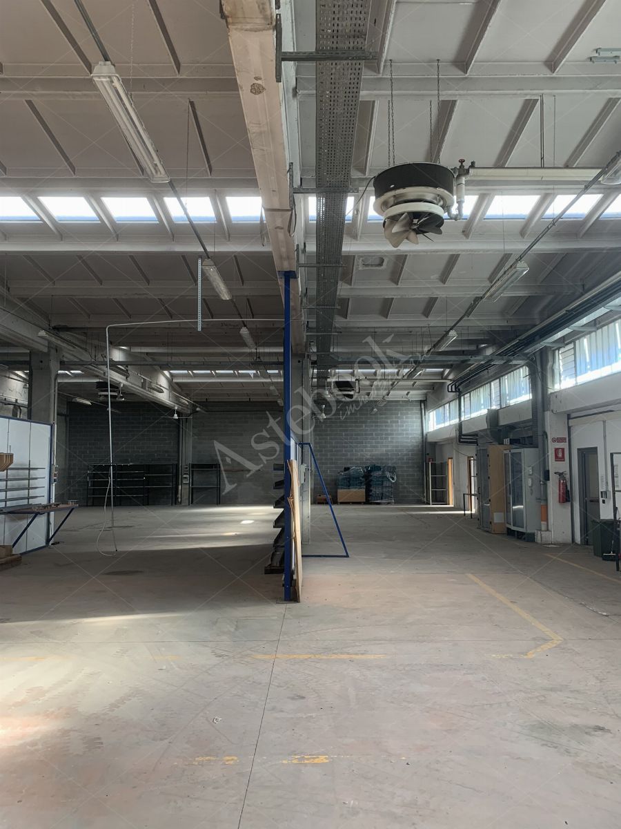 Comparto industriale di capannoni di 1172 mq con annessa palazzina uffici ed impianti fotovoltaici in Cant