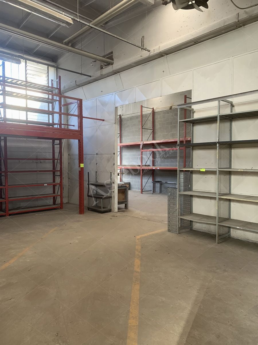 Comparto industriale di capannoni di 1172 mq con annessa palazzina uffici ed impianti fotovoltaici in Cant