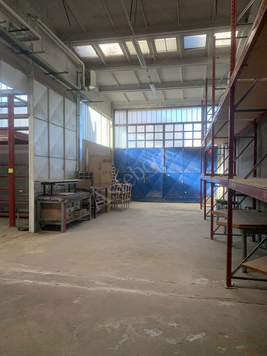 Comparto industriale di capannoni di 1172 mq con annessa palazzina uffici ed impianti fotovoltaici in Cant