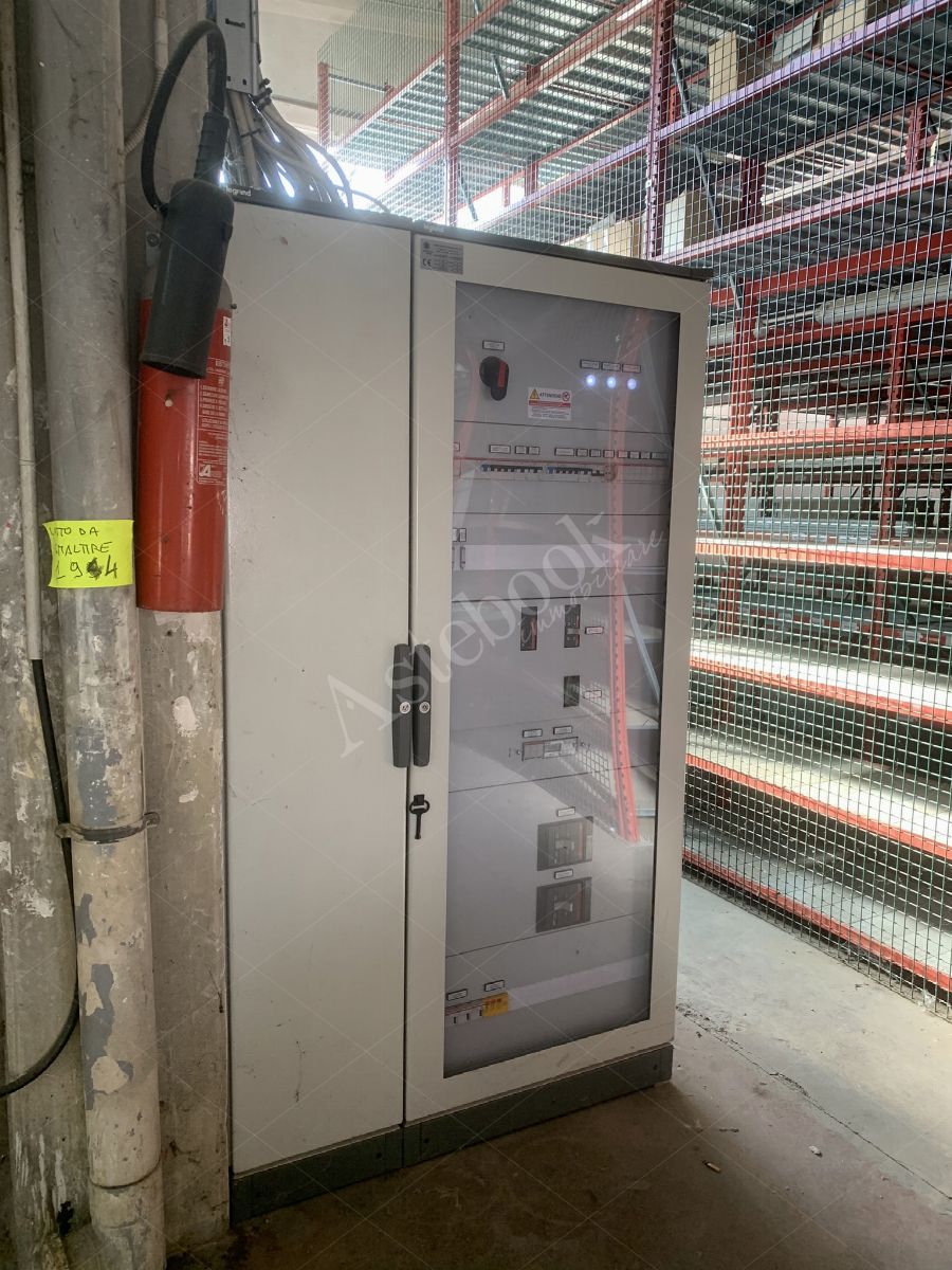 Comparto industriale di capannoni di 1172 mq con annessa palazzina uffici ed impianti fotovoltaici in Cant