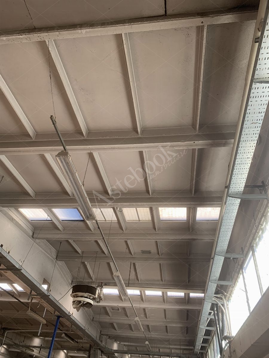 Comparto industriale di capannoni di 1172 mq con annessa palazzina uffici ed impianti fotovoltaici in Cant