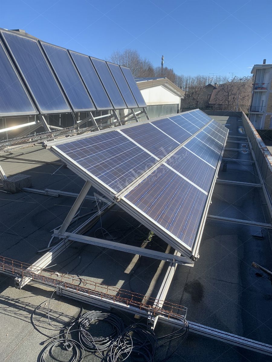 Comparto industriale di capannoni di 1172 mq con annessa palazzina uffici ed impianti fotovoltaici in Cant