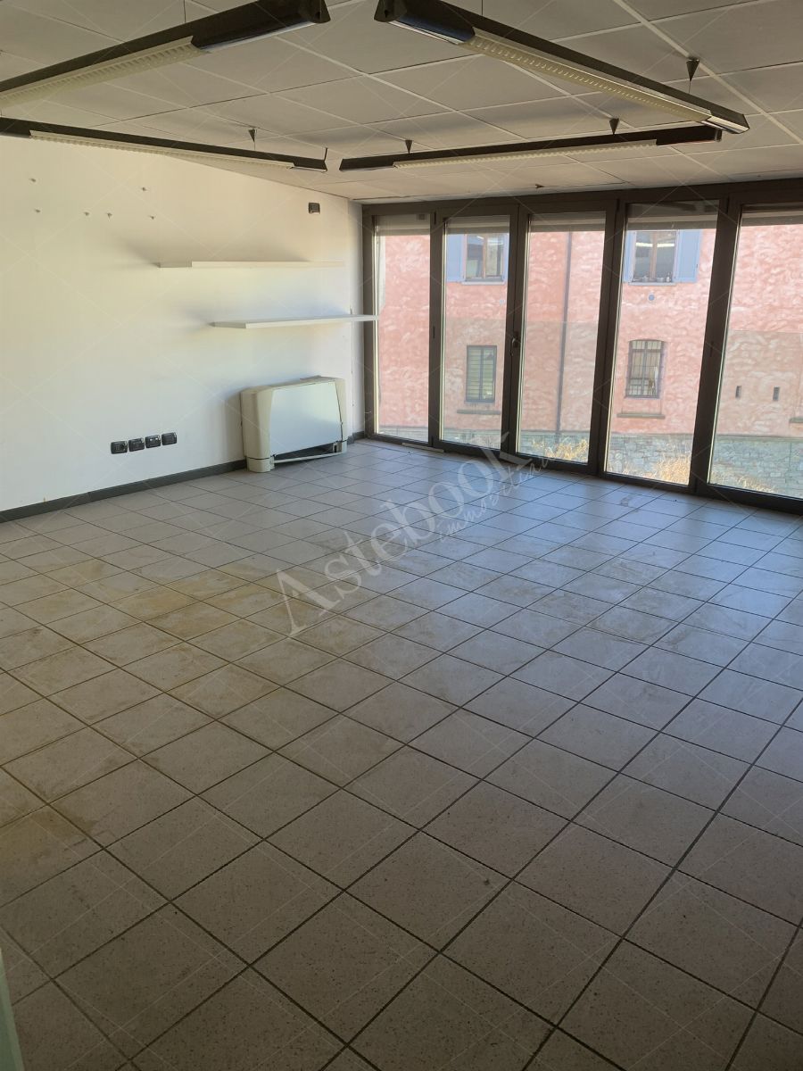 Comparto industriale di capannoni di 1172 mq con annessa palazzina uffici ed impianti fotovoltaici in Cant