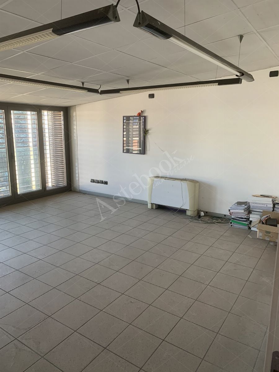 Comparto industriale di capannoni di 1172 mq con annessa palazzina uffici ed impianti fotovoltaici in Cant