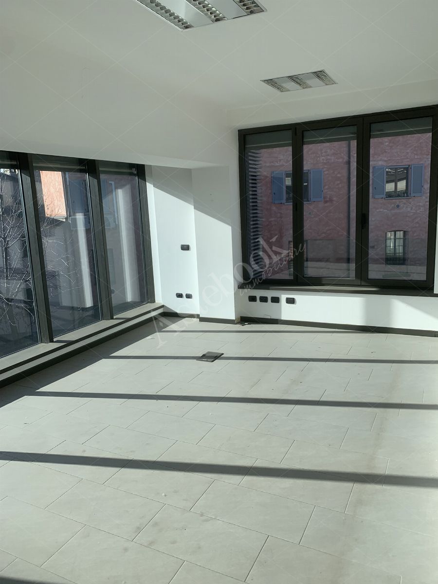 Comparto industriale di capannoni di 1172 mq con annessa palazzina uffici ed impianti fotovoltaici in Cant