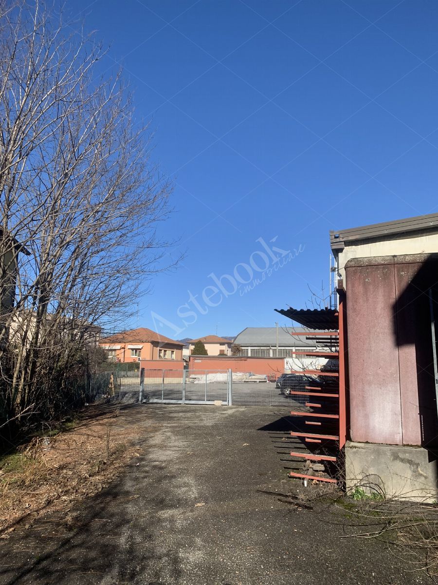 Comparto industriale di capannoni di 1172 mq con annessa palazzina uffici ed impianti fotovoltaici in Cant