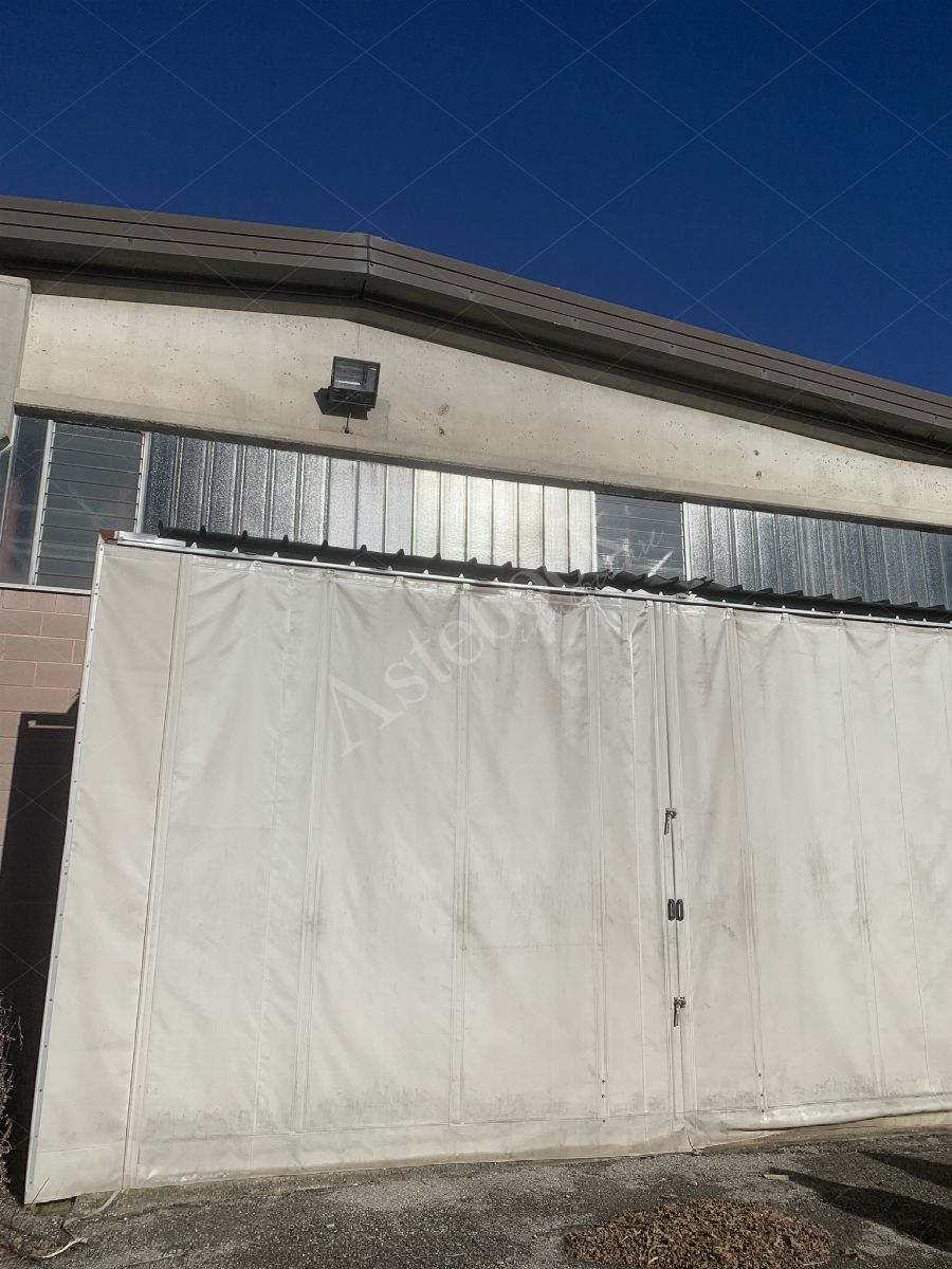 Comparto industriale di capannoni di 1172 mq con annessa palazzina uffici ed impianti fotovoltaici in Cant