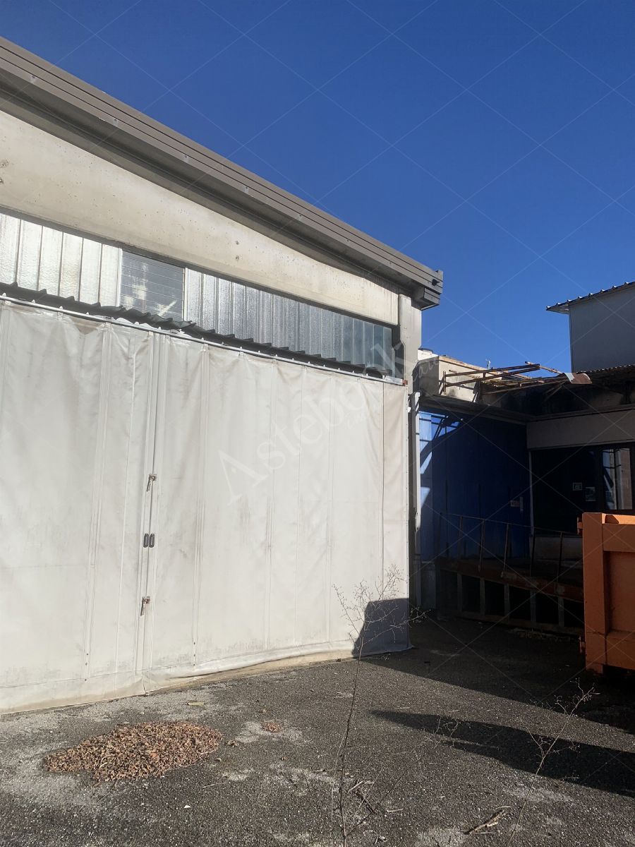Comparto industriale di capannoni di 1172 mq con annessa palazzina uffici ed impianti fotovoltaici in Cant