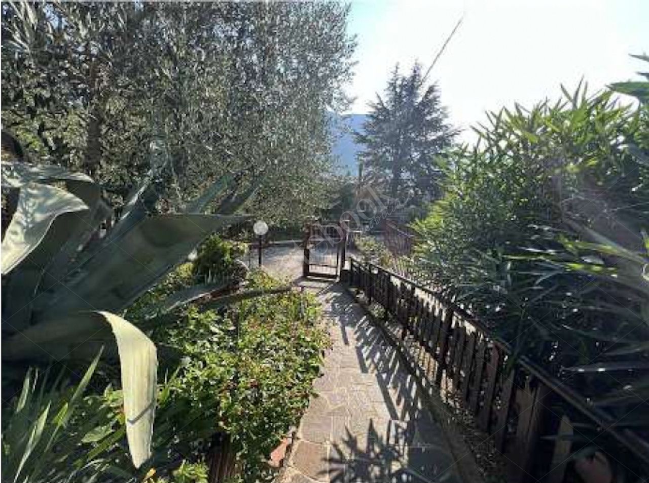 Villino di 256 mq con giardino e depandance in Garlate
