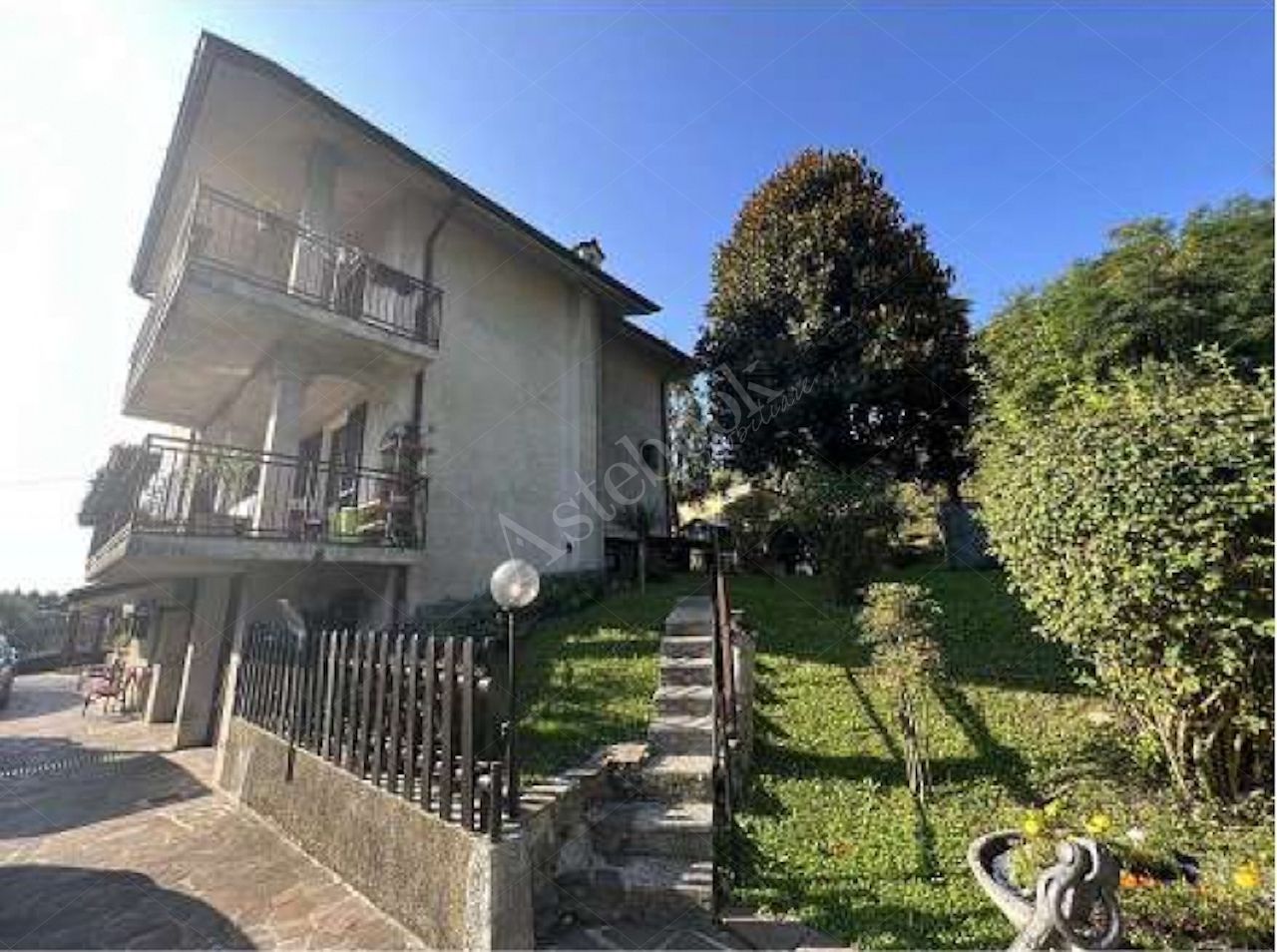 Villino di 256 mq con giardino e depandance in Garlate