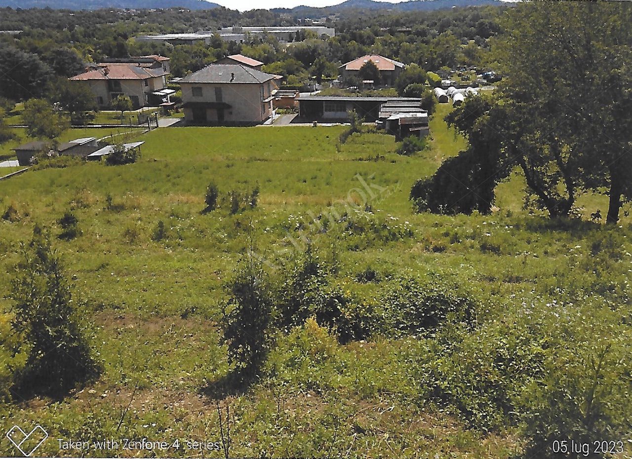 Terreno agricolo di 12342 mq con deposito in Nibionno