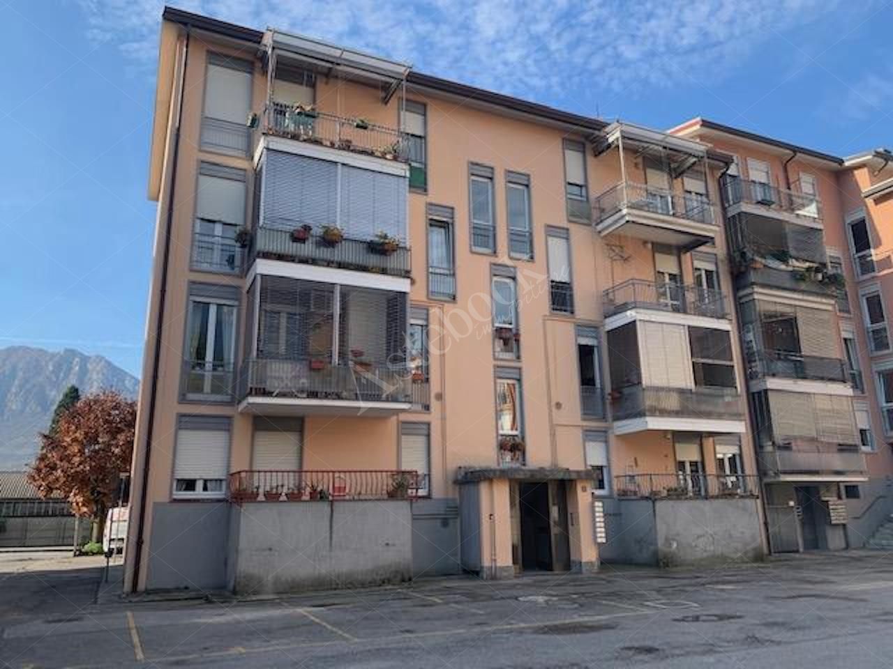 In Comune di Lecco, Via del Roccolo n 15, quartiere Germanedo, facente parte di complesso
edilizio denominato Condominio di Via Roccolo:
appartamento, posto al secondo piano, accessibile tramite scala interna comune al condominio, composto da ingresso, soggiorno, cucina, due camere, bagno e balcone con annessa cantina al piano terra accessibile da ingresso separato tramite cortile comune.