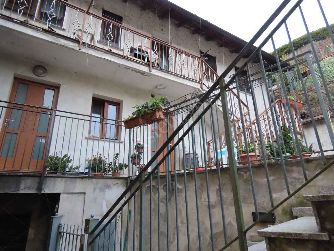 porzione di casa, su due piani composta, al piano terra, da ingresso diretto dal cortile, due
vani comunicanti tra loro, locale caldaia e wc, al piano primo, con accesso da scala esterna e
ballatoio, ingresso con antistante bagno, ampia camera da letto, cucina, soggiorno e altra
camera comunicanti tra loro.