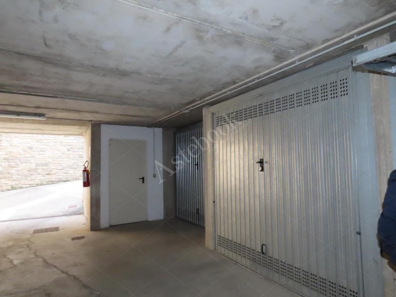 Autorimessa di 17 mq e cantina in Montevecchia