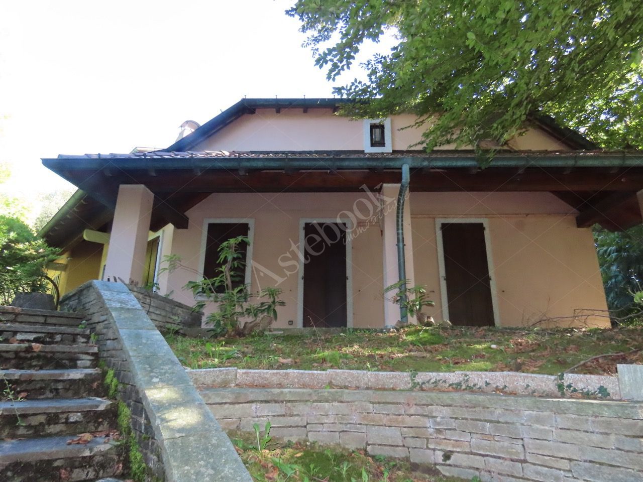 Quota di 1/2 di piena propriet di villa con giardino in Barzago