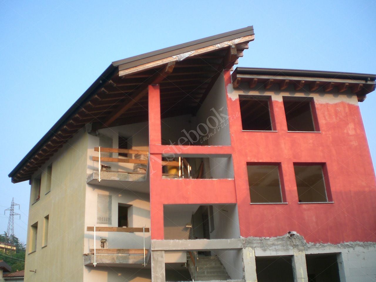 P.P. MISSAGLIA (LC) Via P.Giovanni XXIII fabbricato non ultimato inagibile,su 3 piani f.terra e un interrato composto da: u.i. di 3 vani,bagno,balcone al pt.; u.i di 3 vani,disimpegno,bagno al pt; u.i. di 2 vani,disimpegno,bagno,terrazzo al p1; u.i. di 2 vani,disimpegno,bagno al p1; u.i. di 2 vani,disimpegno,bagno,balcone al p2; u.i. di 2 vani al p2; spazio di circa mq.175 al p.int. da destinare ad autorimessa,corsello di manovra,locale immondezzaio,locale contatori.