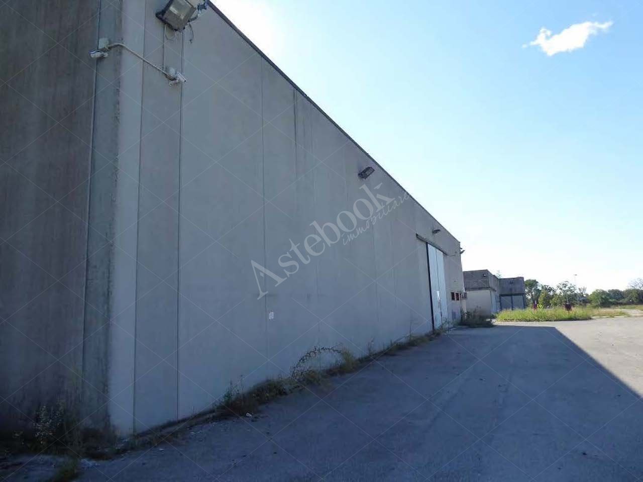 Capannone industriale adibito a smaltimento rifiuti posto su un area di 38.827 mq in Aviano