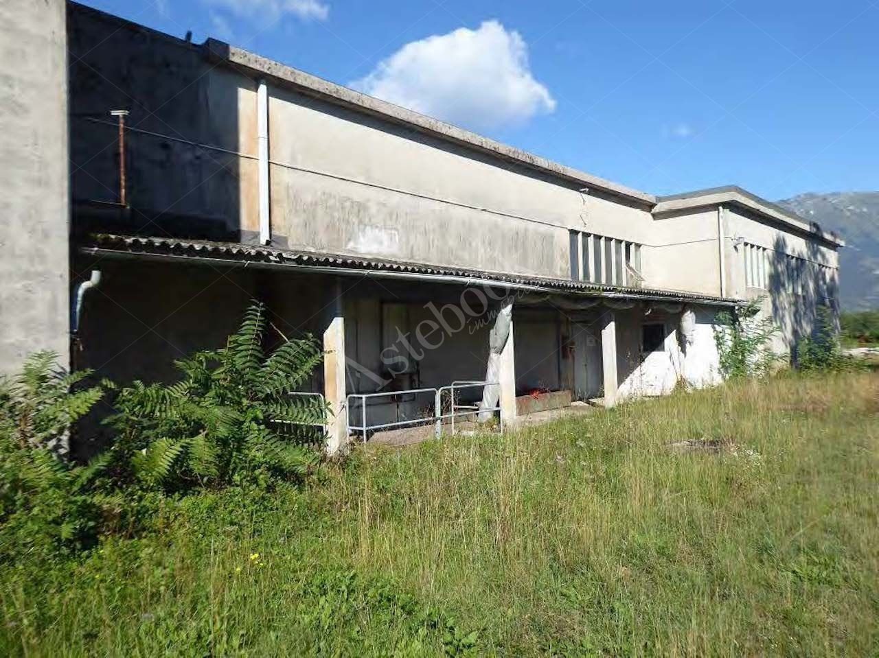 Capannone industriale adibito a smaltimento rifiuti posto su un area di 38.827 mq in Aviano