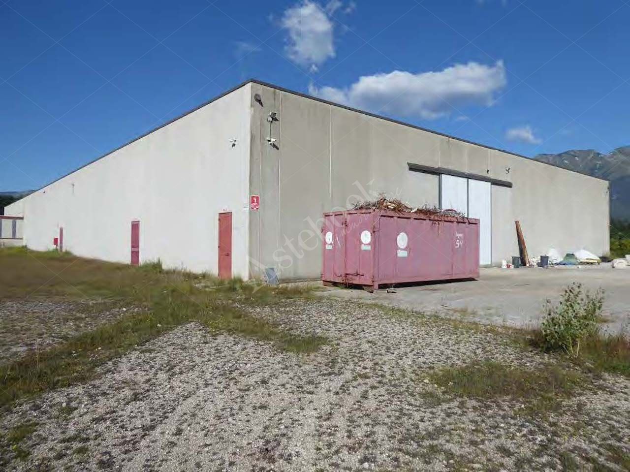 Capannone industriale adibito a smaltimento rifiuti posto su un area di 38.827 mq in Aviano