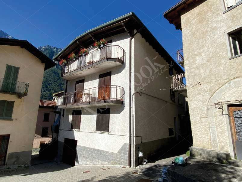Intera e piena propriet di appartamento sito al piano rialzato della superficie commerciale di 40,00 mq ed altezza interna di 2,65 mt composto da ingresso, soggiorno/cucina, camera matrimoniale, bagno e un vano uso cantina al piano seminterrato dellaltezza interna di 2 mt.
Lintero edificio, ristrutturato nel 1972,  si sviluppa su quattro piani di cui tre fuori terra e uno interrato.