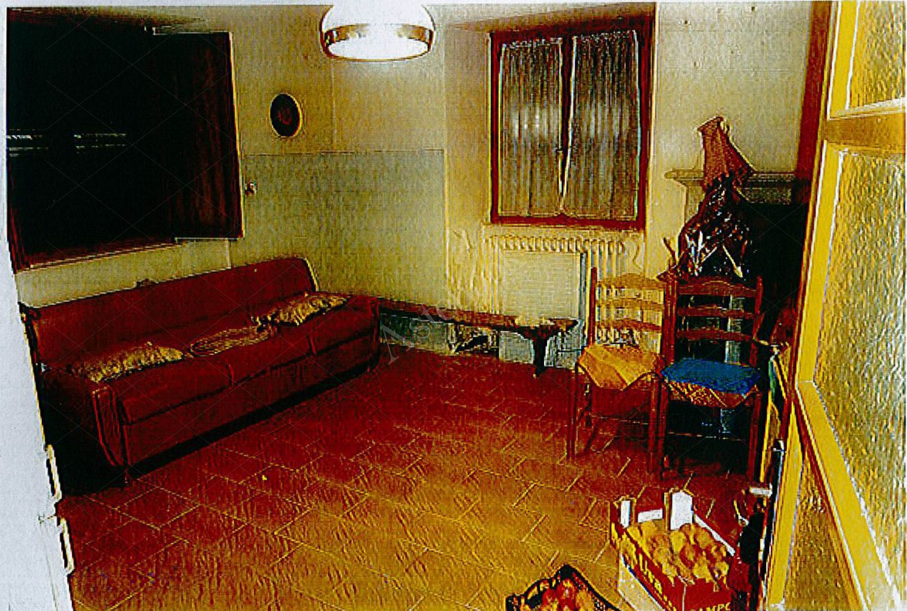 LOTTO 2 della perizia-Propriet Piena. PRIMALUNA Sez.CORTABBIO, via Umberto Primo snc, all'interno di un edificio di 3 piani unit immobiliare ad uso residenziale al p.T, composta da disimpegno, 2 locali (in planimetria identificati come camera e cucina), locale cantina e wc (indicato come bagno in planimetria), oltre a 2 aree esterne adibite a spazio di manovra e portico, alle quali si accede direttamente dall'esterno.
