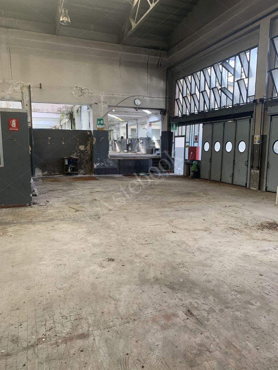 Complesso immobiliare polifunzionale con spazi residenziali ed industriali in Galbiate