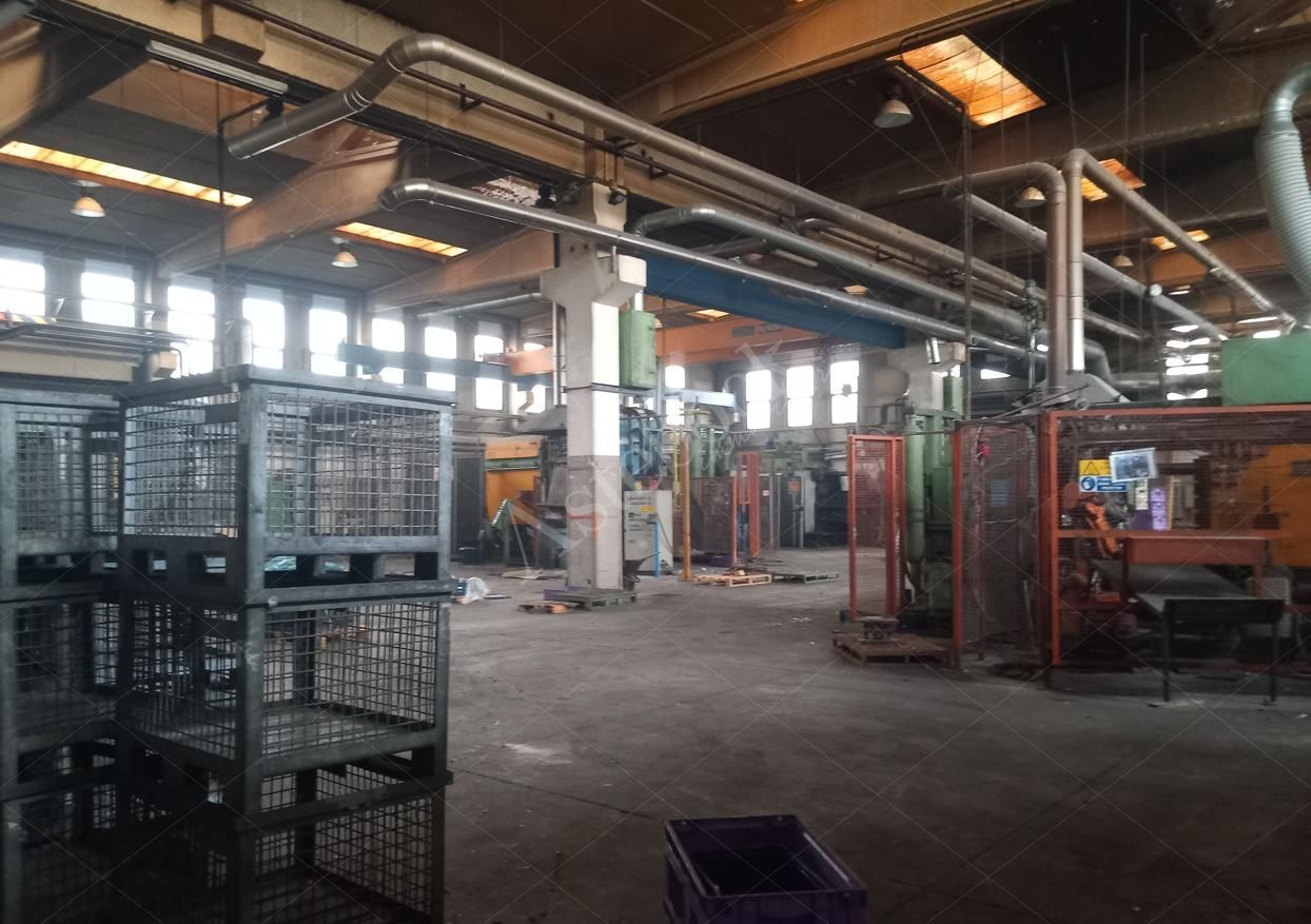 Capannone industriale di 2.294 mq con annessa abitazione del custode in Carate Brianza