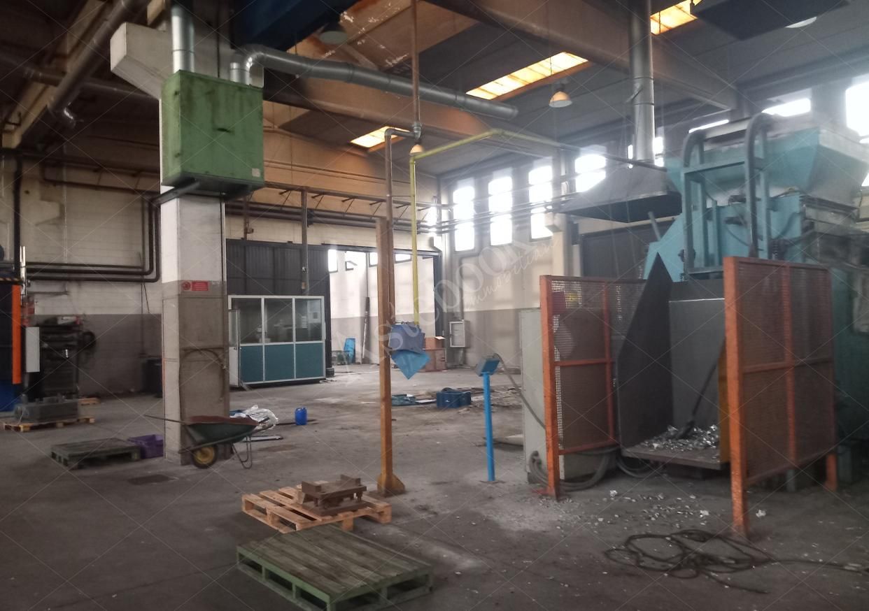 Capannone industriale di 2.294 mq con annessa abitazione del custode in Carate Brianza