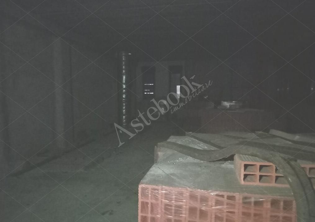 Capannone industriale di 2.294 mq con annessa abitazione del custode in Carate Brianza