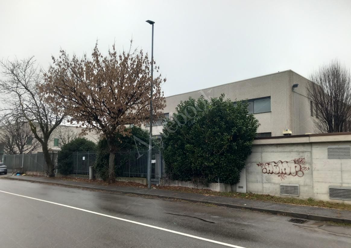 Capannone industriale di 2.294 mq con annessa abitazione del custode in Carate Brianza