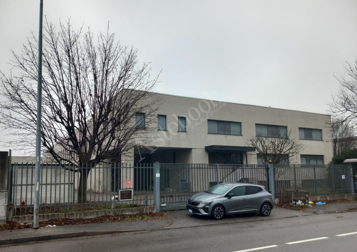 Capannone industriale di 2.294 mq con annessa abitazione del custode in Carate Brianza