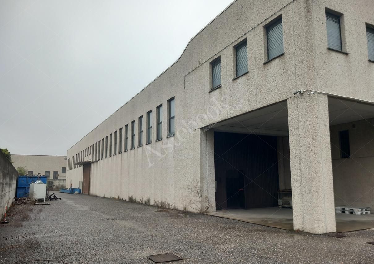 Capannone industriale di 2.294 mq con annessa abitazione del custode in Carate Brianza