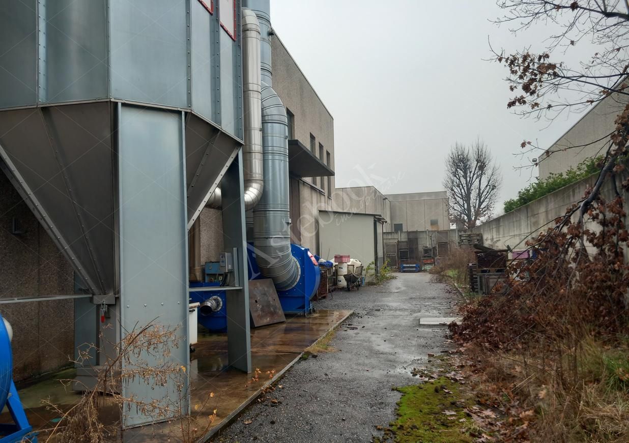 Capannone industriale di 2.294 mq con annessa abitazione del custode in Carate Brianza
