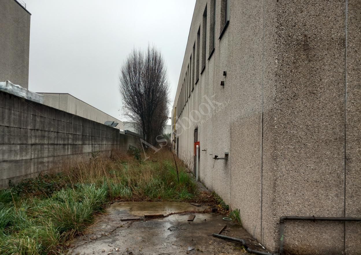 Capannone industriale di 2.294 mq con annessa abitazione del custode in Carate Brianza