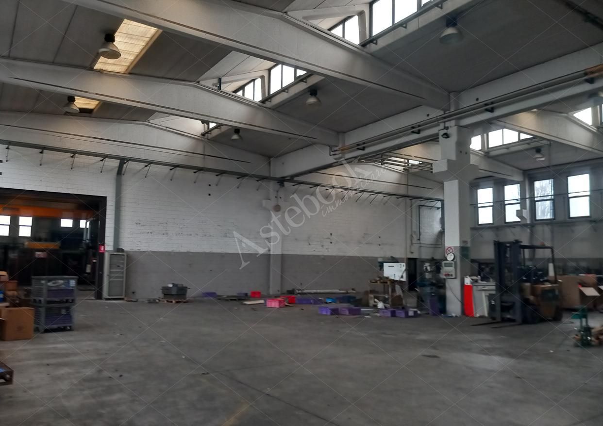 Capannone industriale di 2.294 mq con annessa abitazione del custode in Carate Brianza