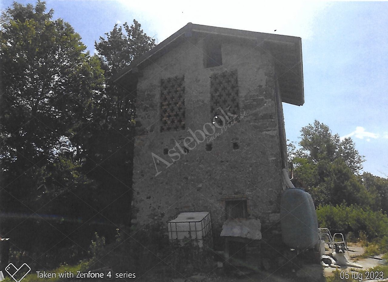 Terreno agricolo di 12.342 mq con deposito in Nibionno
