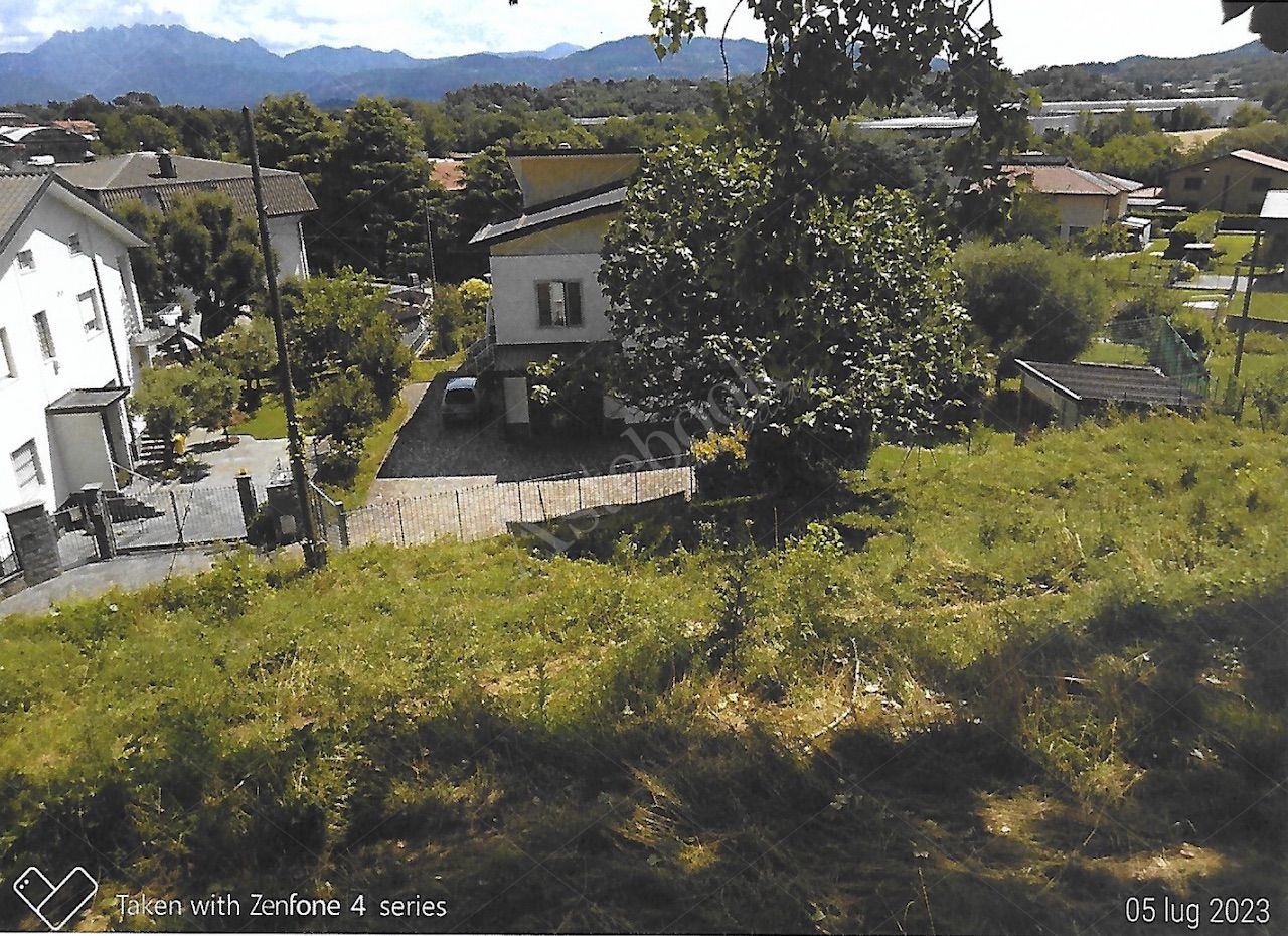 Terreno agricolo di 12.342 mq con deposito in Nibionno