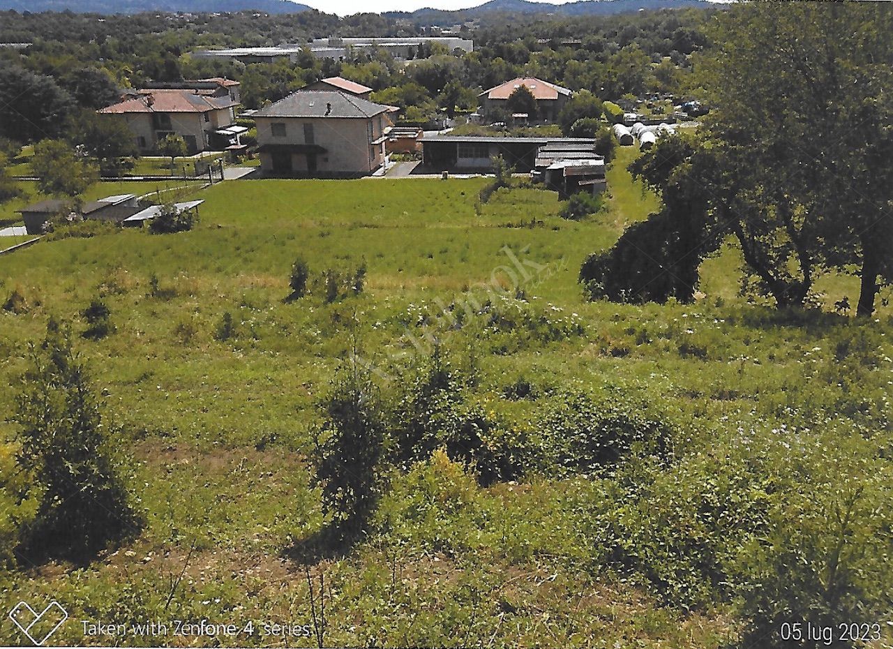 Terreno agricolo di 12.342 mq con deposito in Nibionno