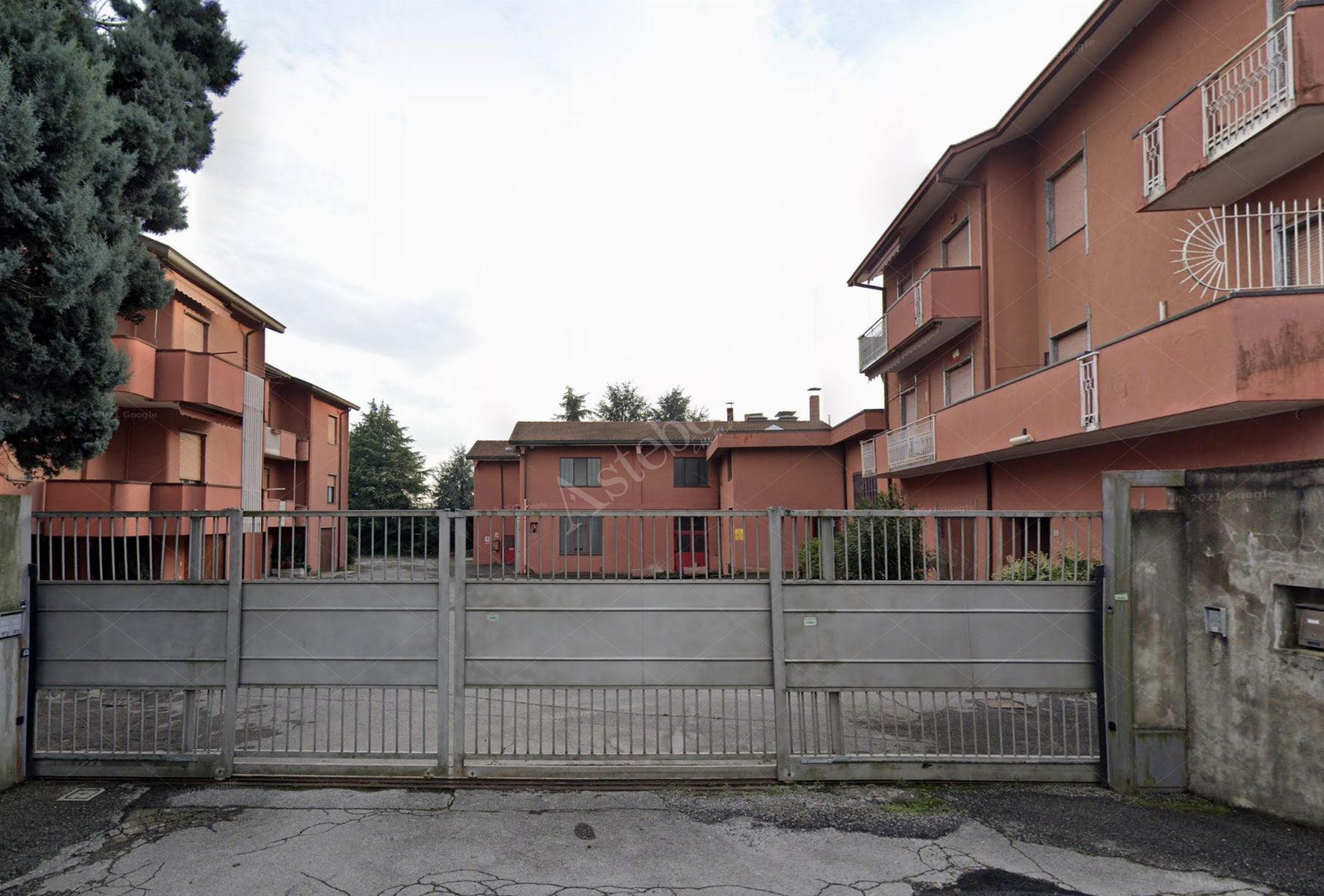appartamento in Casatenovo, via San Carlo Borromeo n. 9, frazione Valaperta, della sup.comm. di 242,43 mq posto al piano secondo, composto da: soggiorno, servizio igienico con w.c., bagno, 3 camere da letto,  tinello comunicante con  cucina e disimpegno giorno, tre balconi. Al piano terreno autorimessa di circa m. 3,60 dotata di wc, vano ove si trova limpianto di riscaldamento , cantina/locale di sgombero; nonch spazio in sottotetto, con servizio igienico.
