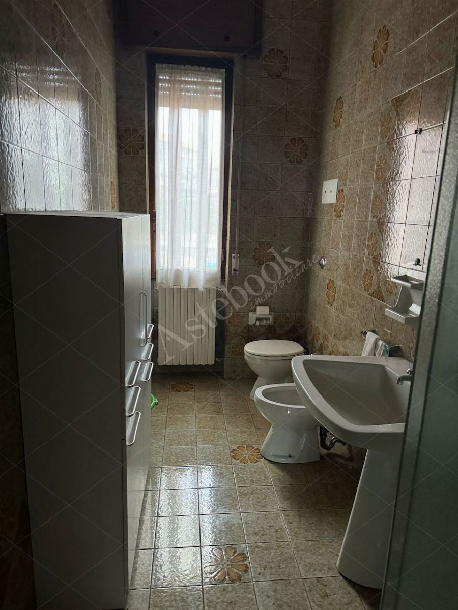 appartamento in Casatenovo, via San Carlo Borromeo n. 9, frazione Valaperta, della sup.comm. di 242,43 mq posto al piano secondo, composto da: soggiorno, servizio igienico con w.c., bagno, 3 camere da letto,  tinello comunicante con  cucina e disimpegno giorno, tre balconi. Al piano terreno autorimessa di circa m. 3,60 dotata di wc, vano ove si trova limpianto di riscaldamento , cantina/locale di sgombero; nonch spazio in sottotetto, con servizio igienico.