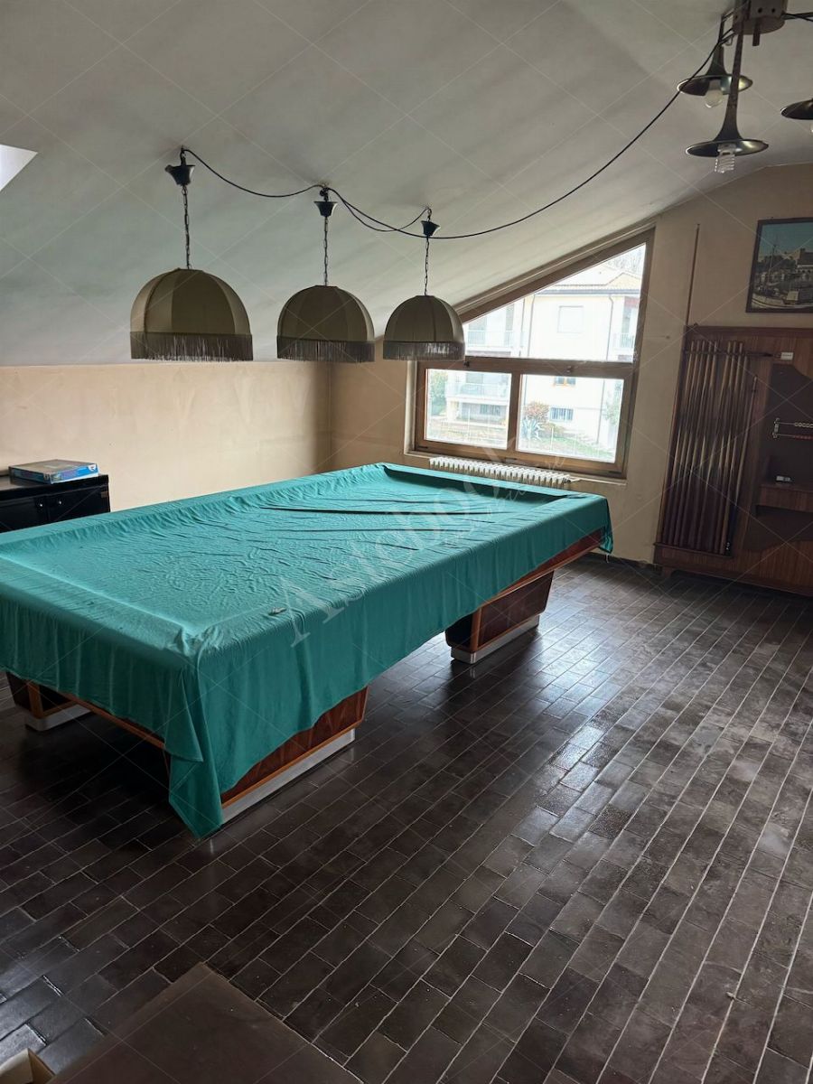 appartamento in Casatenovo, via San Carlo Borromeo n. 9, frazione Valaperta, della sup.comm. di 242,43 mq posto al piano secondo, composto da: soggiorno, servizio igienico con w.c., bagno, 3 camere da letto,  tinello comunicante con  cucina e disimpegno giorno, tre balconi. Al piano terreno autorimessa di circa m. 3,60 dotata di wc, vano ove si trova limpianto di riscaldamento , cantina/locale di sgombero; nonch spazio in sottotetto, con servizio igienico.